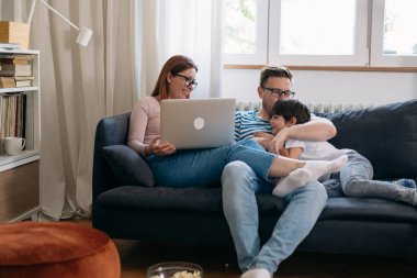 Mutlu aile kanepede.