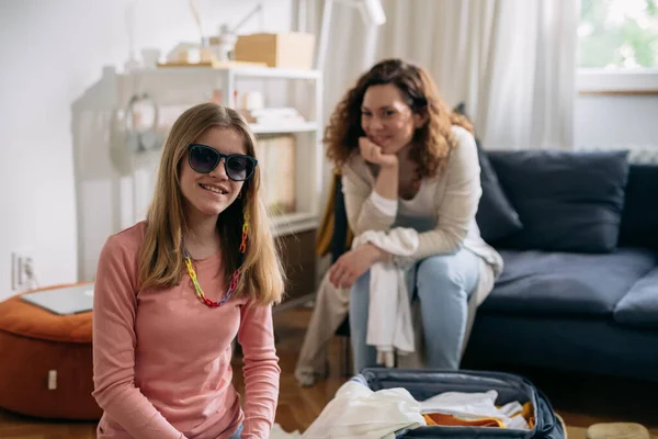 Tochter Probiert Sonnenbrille Beim Packen Für Reise Mit Mutter — Stockfoto