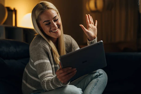 一个快乐的女人用平板电脑接听一个视频电话 — 图库照片