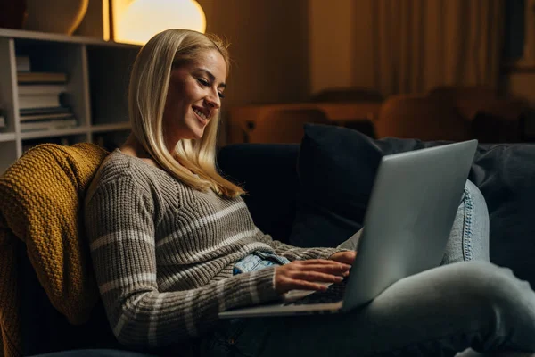 快乐的高加索女人在家里的电脑上工作 — 图库照片