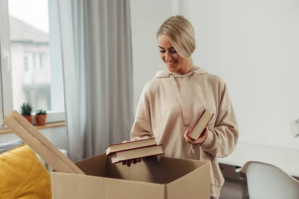 Eine Junge Frau Packt Bücher Den Karton — Stockfoto