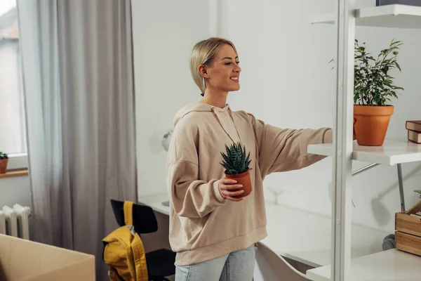 Eine Junge Blonde Frau Richtet Ihrem Neuen Zimmer Ein Regal — Stockfoto