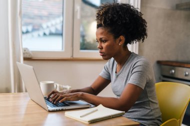 Dizüstü bilgisayarında çalışan bir kadın.