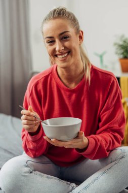 Kafkaseden kahvaltı yapan mutlu beyaz kadın.