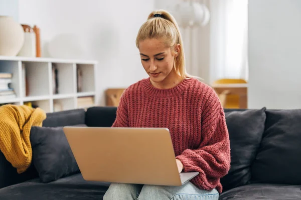 Eine Blonde Frau Benutzt Laptop Hause — Stockfoto