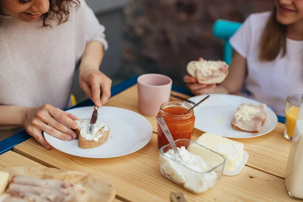 Vista Perto Uma Mulher Espalhando Manteiga Pão Para Café Manhã — Fotografia de Stock
