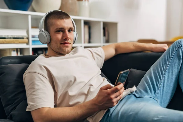 Beyaz Bir Adam Boş Zamanlarında Evde Müzik Dinliyor — Stok fotoğraf
