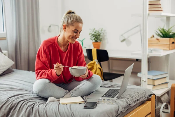 Eine Süße College Studentin Frühstückt Bett Während Sie Einem Online — Stockfoto