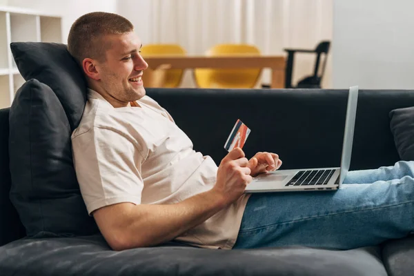 Mutlu Bir Beyaz Adam Internetten Alışveriş Yapıyor — Stok fotoğraf