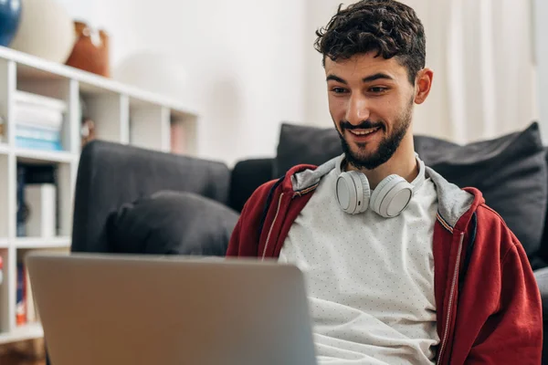 Beyaz Bir Adam Gülümsüyor Dizüstü Bilgisayara Bakıyor — Stok fotoğraf