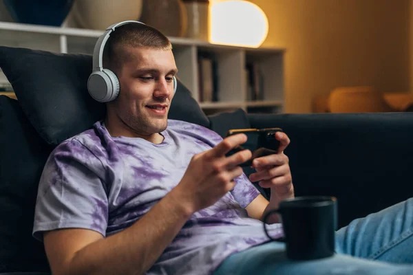 Beyaz Bir Adam Telefonunda Video Oyunları Oynuyor — Stok fotoğraf