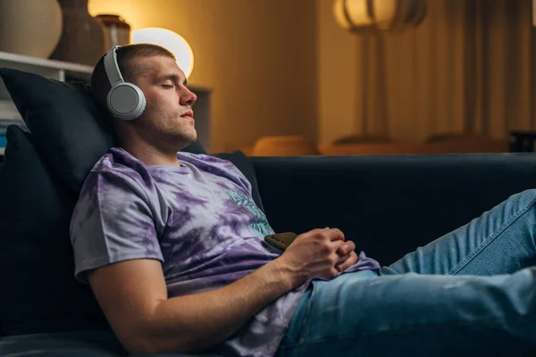 Yakışıklı Bir Adam Kulaklıkla Müzik Dinlemekten Hoşlanır — Stok fotoğraf