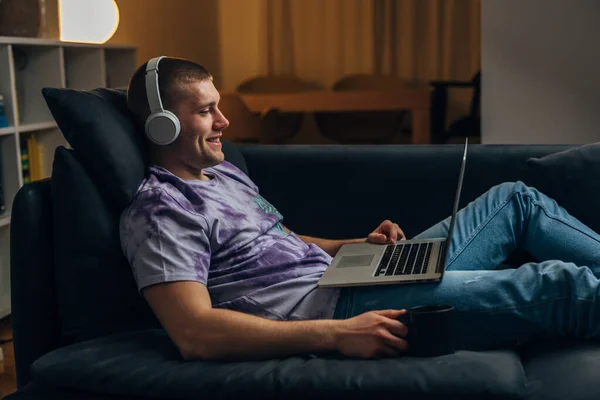 Πλευρική Άποψη Ενός Χαμογελαστού Άνδρα Χρησιμοποιώντας Laptop Του Στο Σπίτι — Φωτογραφία Αρχείου