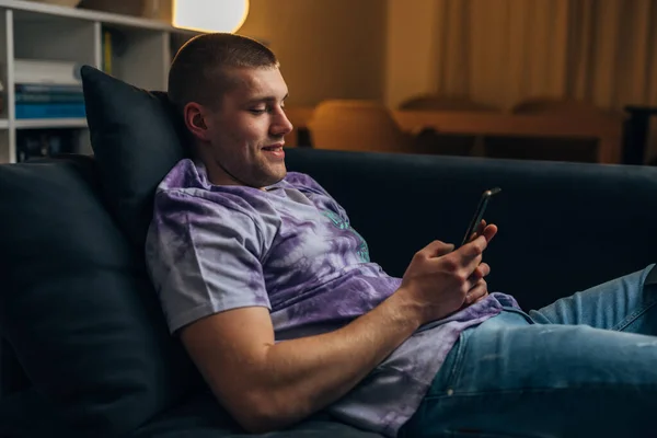 Beyaz Bir Adam Evde Oturuyor Arkadaşlarıyla Cep Telefonu Kullanarak Sohbet — Stok fotoğraf
