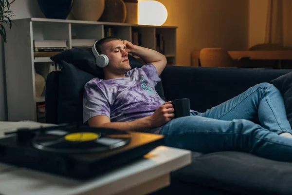 Hombre Caucásico Está Escuchando Discos Con Auriculares — Foto de Stock