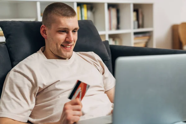 Mutlu Kafkasyalı Adam Internetten Alışveriş Yapıyor — Stok fotoğraf