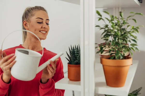 Eine Lächelnde Frau Genießt Die Pflege Ihrer Zimmerpflanzen — Stockfoto