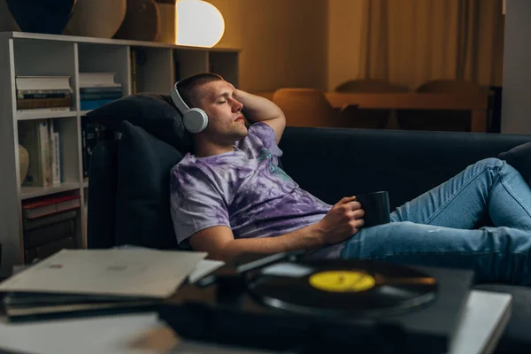Ein Gutaussehender Mann Entspannt Beim Hören Von Schallplattenmusik — Stockfoto