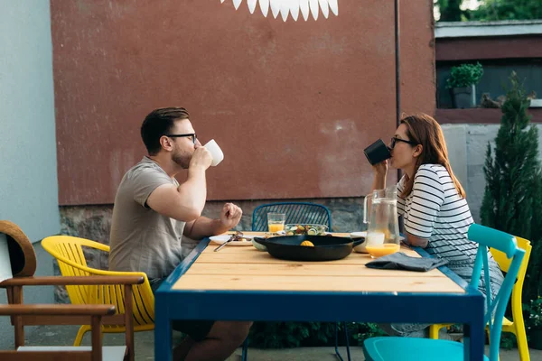 Marido Esposa Bebem Café Juntos Depois Ter Bom Almoço Quintal — Fotografia de Stock