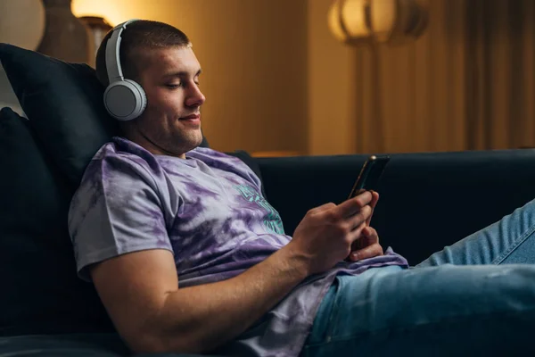 Profile Picture Caucasian Man Headphones Using His Phone — Stock Photo, Image