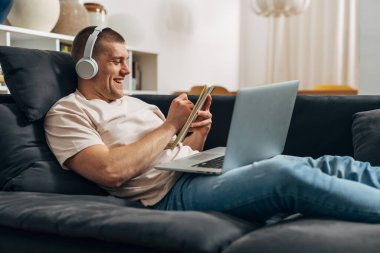 Yakışıklı beyaz bir adam evde online bir toplantı yapıyor.