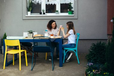 Kahvaltıda rahatsız ve kızı kaynaşıyor.