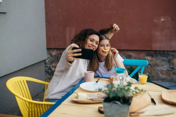 Anne Kız Birlikte Kahvaltı Edip Komik Bir Selfie Çekiyorlar — Stok fotoğraf