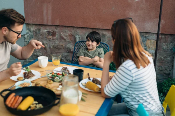 Die Familie Frühstückt Garten Verwöhnter Junge Nicht Essen — Stockfoto
