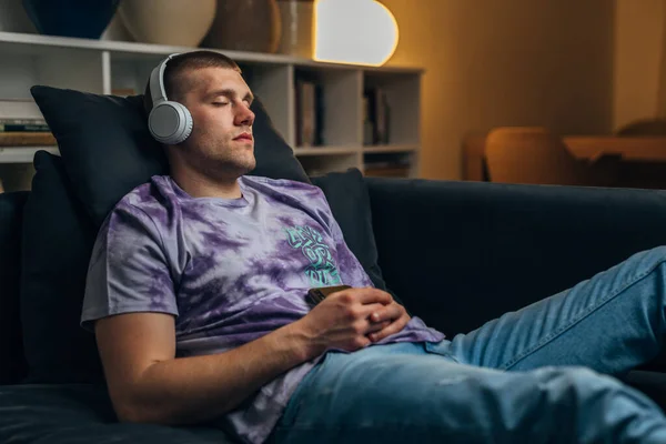 Kafkasyalı Yorgun Bir Adam Kanepede Müzik Dinlerken Uyuyakaldı — Stok fotoğraf