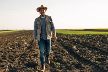 Beyaz bir çiftçi tarlada yürüyüş yapıyor..