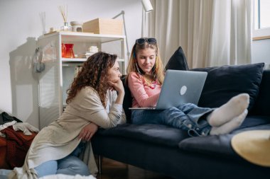 Anne ve kızı hafta sonları birlikte vakit geçiriyorlar..