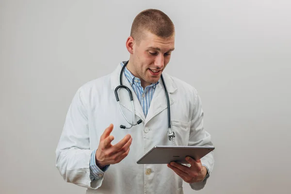 Bělošský Lékař Dívá Tablet Mluví Pacientem Videohovoru — Stock fotografie