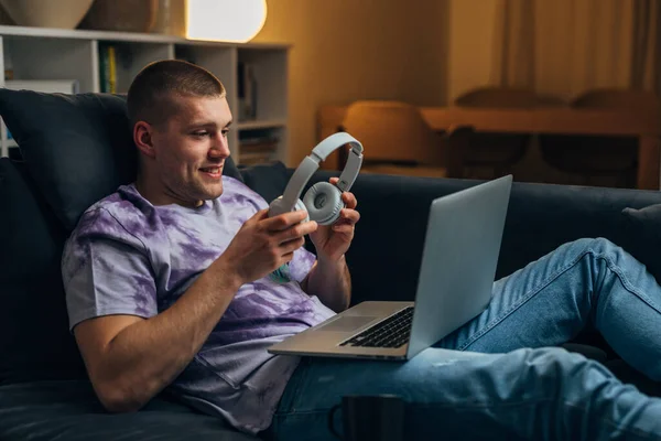 Ein Mann Setzt Vor Einem Online Meeting Ein Headset Auf — Stockfoto