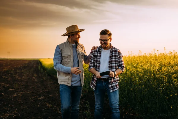 Dva Farmáři Jdou Přes Pole Venkově Diskutují Obchodu — Stock fotografie