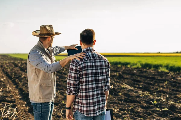 Dva Farmáři Stojí Své Zemědělské Půdě Začínají Podnikat Zemědělství — Stock fotografie