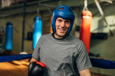 Bir erkek boks eğitiminden zevk alır..