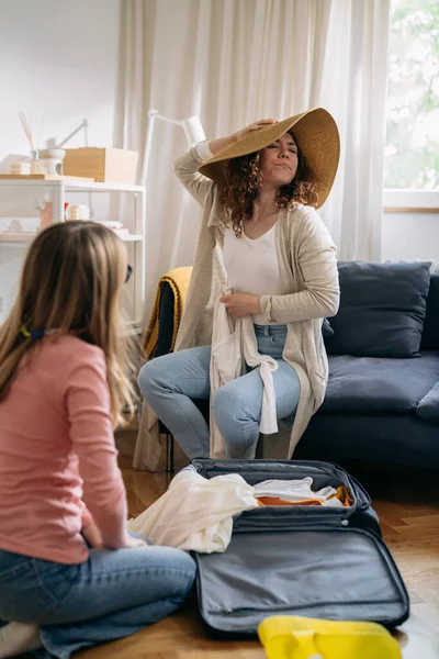 Mutter Probiert Beim Packen Für Den Sommerurlaub Mit Ihrer Tochter — Stockfoto