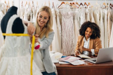 İki kadın düğün salonunda çalışıyor..