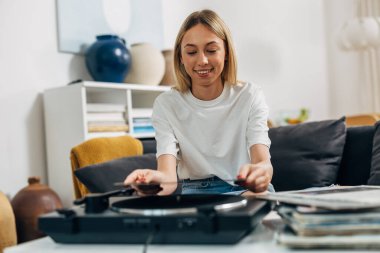 Gramofonla müzik çalan bir kadının ön görüntüsü.