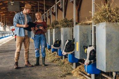Beyaz insanlar şirin baldırlarıyla tezgahta dikiliyorlar..