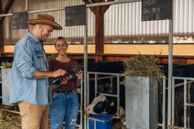 Hayvan çiftliğinde çalışan iki güzel genç insan..