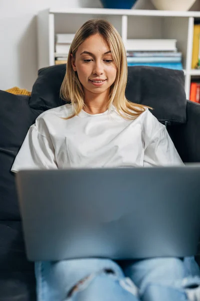 一个年轻的金发女人用笔记本电脑的照片 — 图库照片