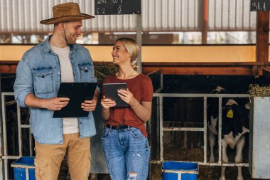Birlikte hayvan çiftliğinde çalışan genç bir coupe..