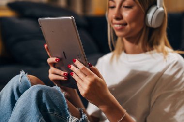 Tablet kullanan genç bir kadının yakın görüntüsü