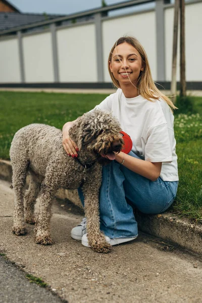 Vacker Kvinna Älskar Att Med Sin Hund — Stockfoto