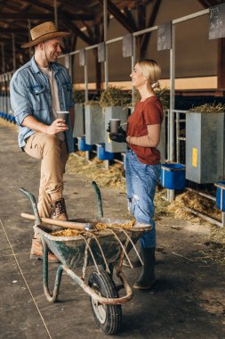 İki kişi bir ahırda dikilip....