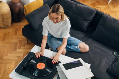 Kafkasyalı genç bir kadının evinde tek başına gramofon çalarken görüntüsü..