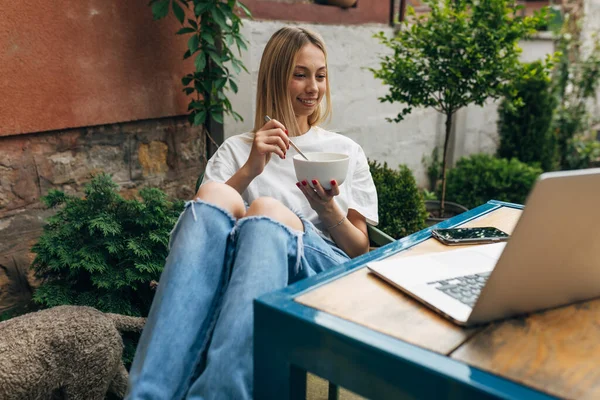 Eine Schöne Junge Frau Sitzt Garten Und Schaut Serien Laptop — Stockfoto