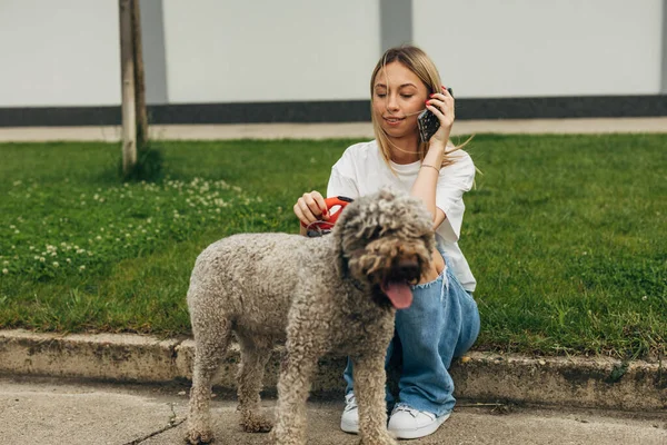 Ung Kvinna Sitter Bädd Med Sin Hund Och Pratar Telefon — Stockfoto