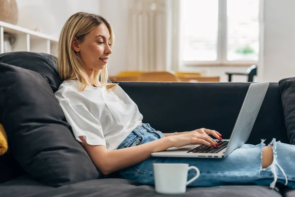 Side View Caucasian Woman Working Laptop — Stock Photo, Image